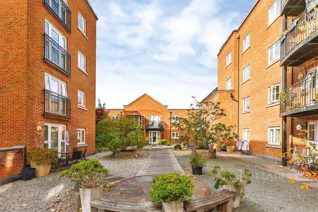 Upper High Street, Epsom, KT17, photo 2