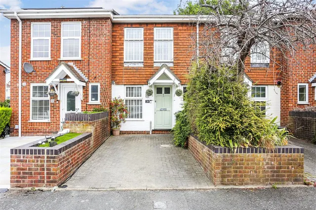 Beaconsfield Place, Epsom, KT17 4BD, photo 1