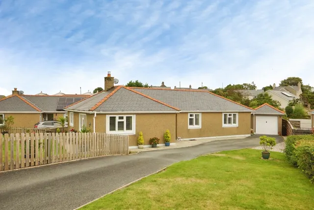Cysgod Y Bryn, Llanbedrog, LL53, photo 1