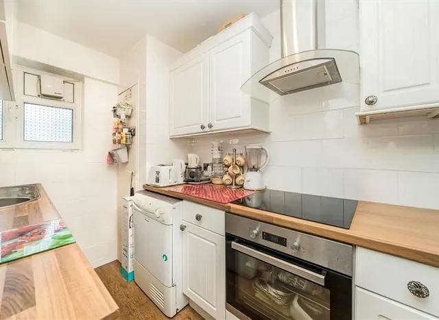 Photo 3 — Middle Park Avenue, Eltham, SE9