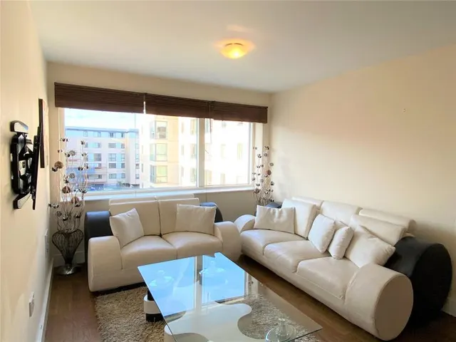 Falcon Drive, Caerdydd, CF10, photo 3