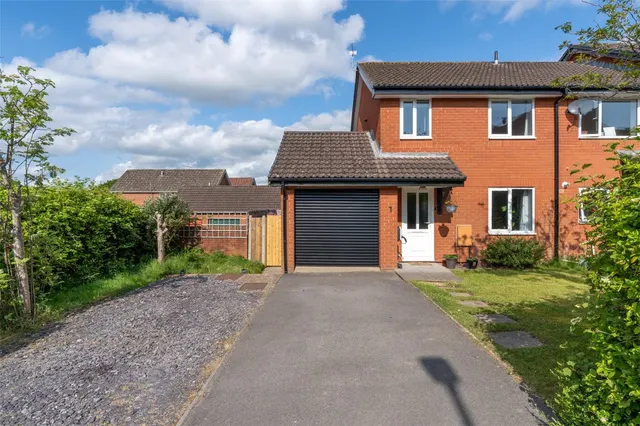 Colt Close, Colehill, BH21, photo 1