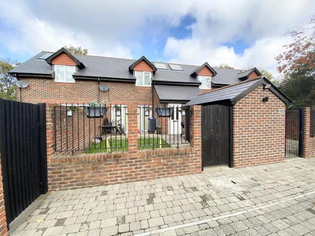 Chesswood Road, Worthing, BN11, photo 1