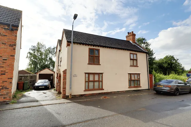4 bedroom house, High Street, Luddington, DN17