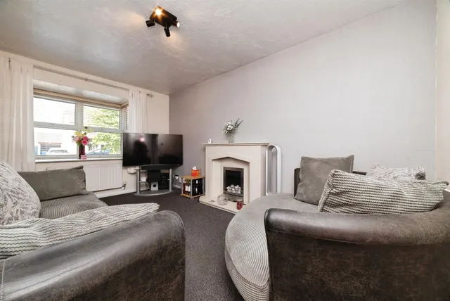 Photo 2 — Foxglove Close, Kingswood, Hull
