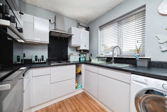 Photo 3 — Foxglove Close, Kingswood, Hull