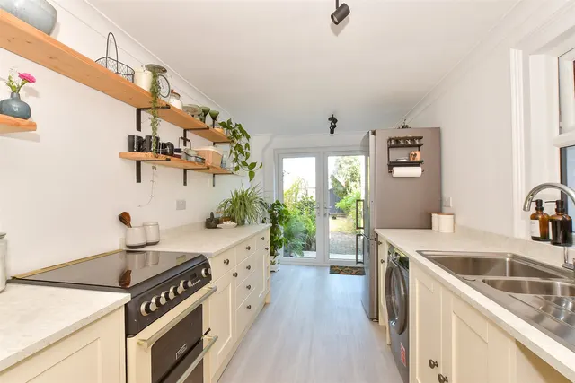 Albert Road, Gurnard, PO31, photo 3