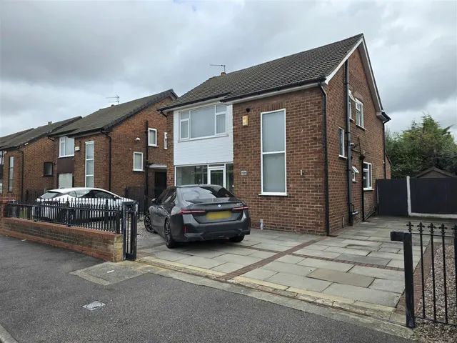 East Avenue, Heald Green, photo 1