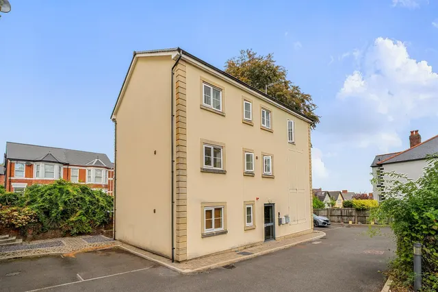 2 bedroom flat, Cwrt Maes Y Llyn Newport, NP20