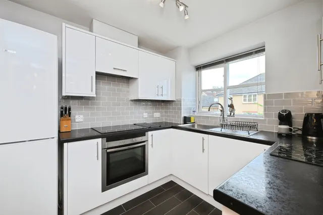 Photo 3 — Plomer Avenue, Hoddesdon