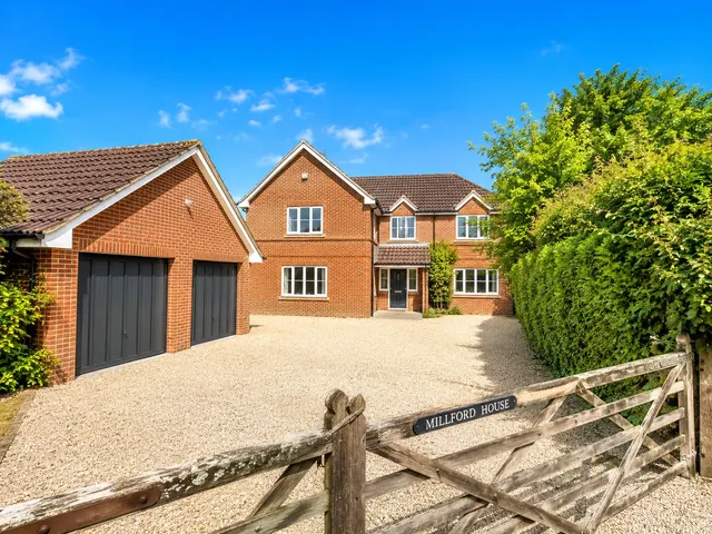 New Mill Lane, Eversley, Hook, Hampshire, RG27 0RA, photo 1