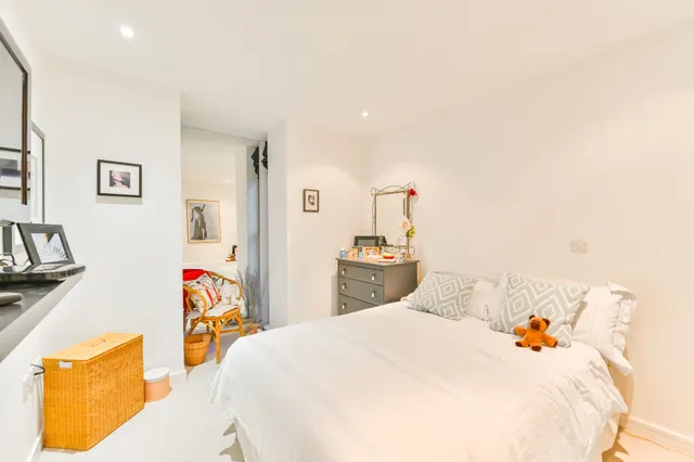 Flat 2, 45 Cabul Road, London, photo 1
