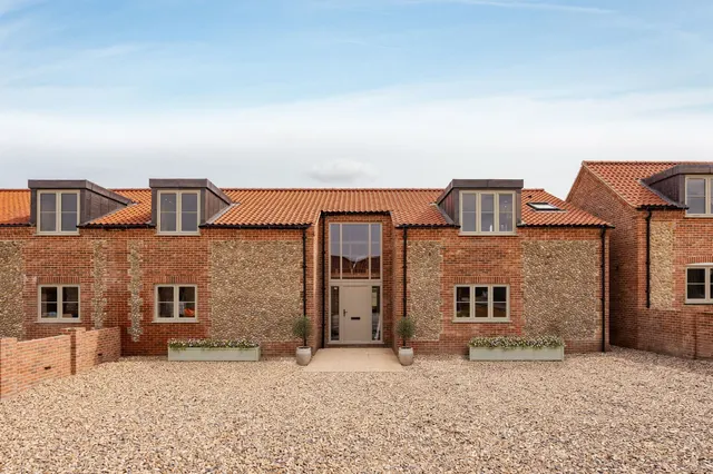 High Specification Brick and Flint Ba, photo 1