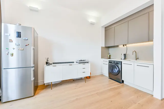 Photo 3 — First Floor, 88 Finborough Road, London