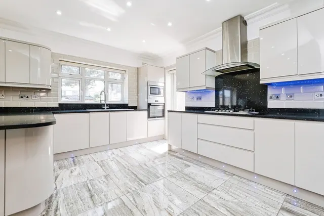 Photo 2 — Belmont Road, Hornchurch, RM12