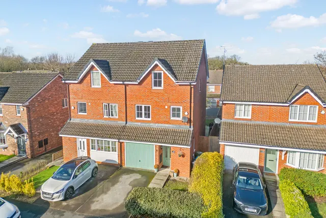 Brackenwood Drive, Widnes, Widnes, WA8 8GE, photo 1