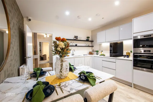 High Street, Brentford, TW8, photo 1