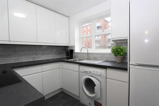 Photo 3 — Knowles Close, Yiewsley, West Drayton, UB7 8LZ