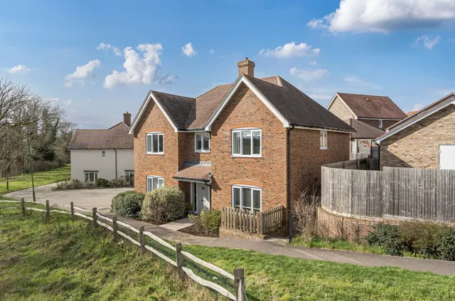 Billingshurst, RH14 9ZT, photo 1