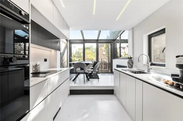 3 bedroom flat, Battersea Rise, London, SW11