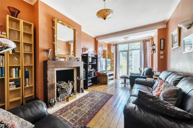 Photo 2 — Weirdale Avenue, London, N20 0AH