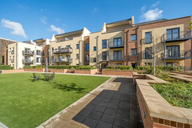 Nightingale Walk, Farnham, GU9, photo 1