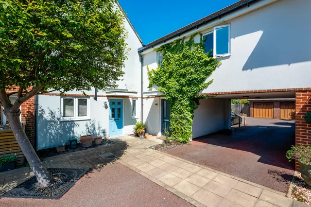 24 Chandlers Close, West Molesey, photo 1