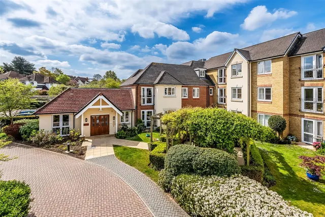 Kingston Avenue, Leatherhead, KT22, photo 1