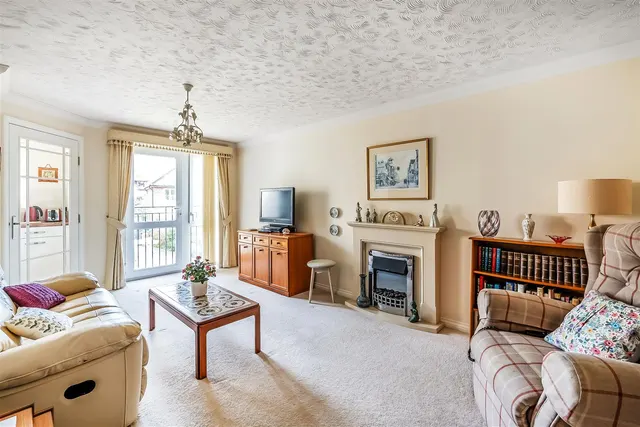 Kingston Avenue, Leatherhead, KT22, photo 3