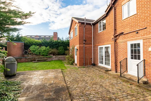 King George Croft, Morley, LS27, photo 3