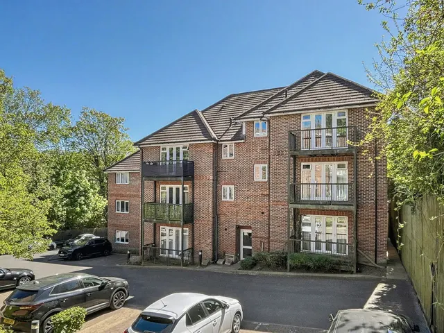 St. Marks Close, High Wycombe HP13 6JE, photo 1