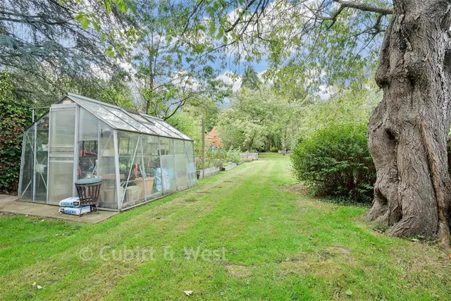 The Crescent, Horley, RH6, photo 2
