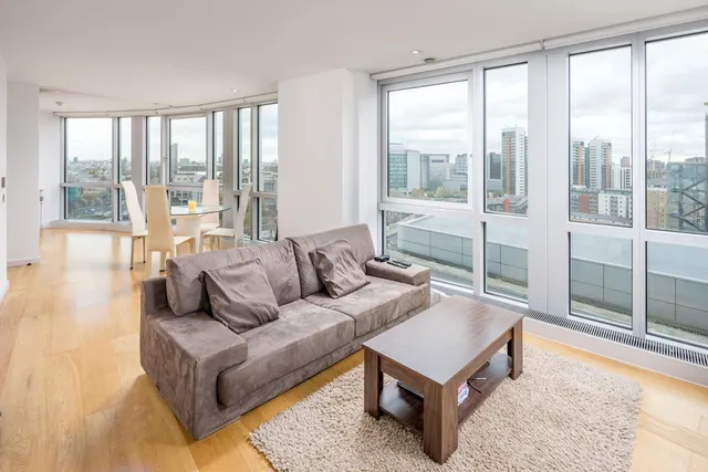 Ontario Tower, E14, photo 1