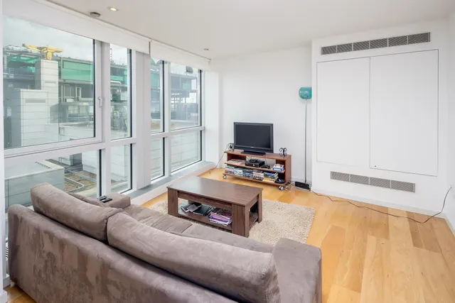 Ontario Tower, E14, photo 3