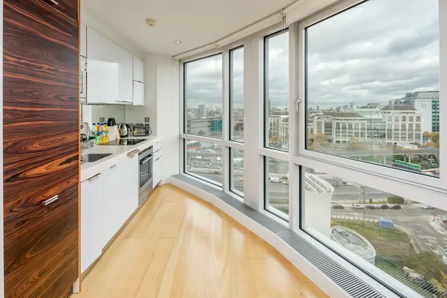 Ontario Tower, E14, photo 2