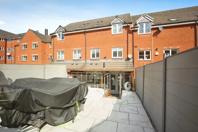 Quayle Court, Kidderminster, DY11, photo 1