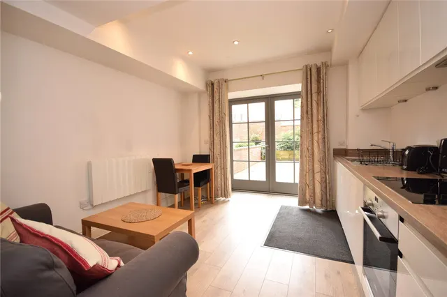 Victoria Gardens, Hyde Park, LS6, photo 2