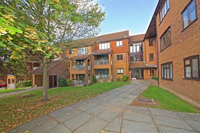 Eastbury Avenue, Northwood, HA6, photo 3