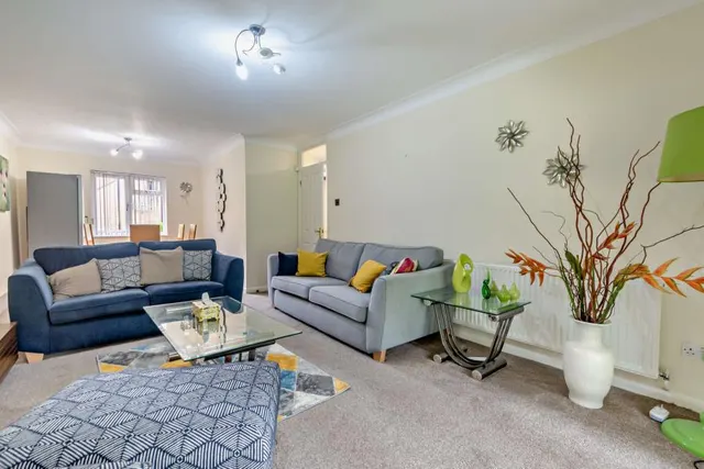 Eastbury Avenue, Northwood, HA6, photo 2