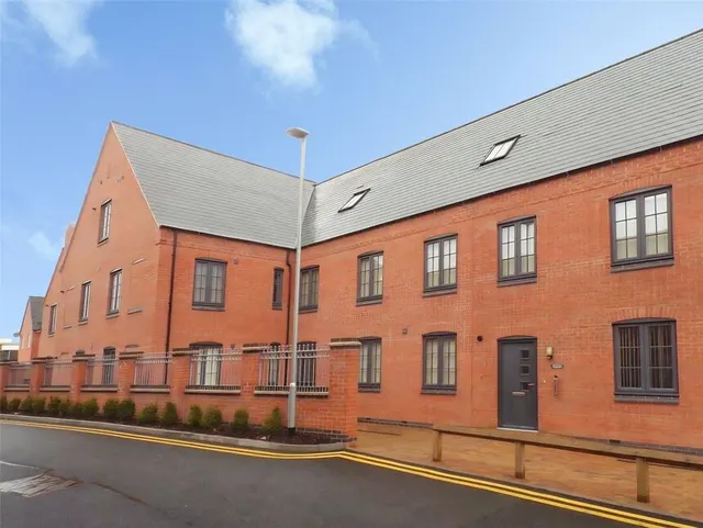 3 bedroom flat — Co-Op Close, Barwell, Leicestershire, LE9