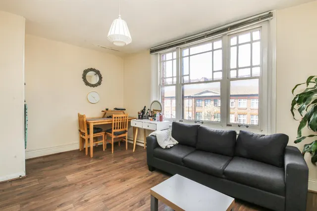 High Road, London, N22, photo 3