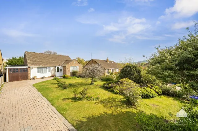 3 bedroom house — Mercia Road, Winchcombe, Cheltenham