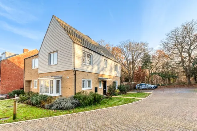 Percival Gardens, Row Town KT15 1FQ, photo 1