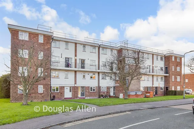2 bedroom flat, Victor Approach, Hornchurch, RM12