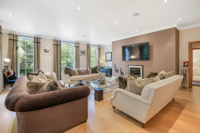 Esher Park Avenue, Esher, KT10, photo 3