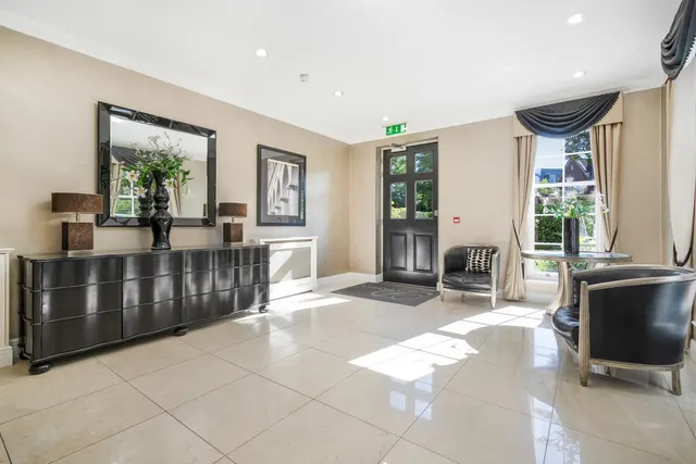 Esher Park Avenue, Esher, KT10, photo 2