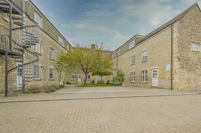 Barton Court, Cirencester, GL7, photo 2