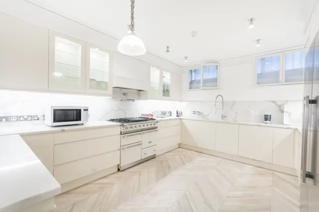 Photo 3 — 9 Upper Brook Street, London