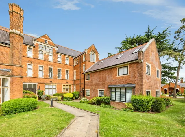 King Edward Place, Bushey, photo 1