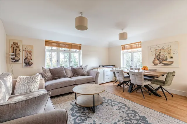 Brighton Road, Addlestone, KT15, photo 2